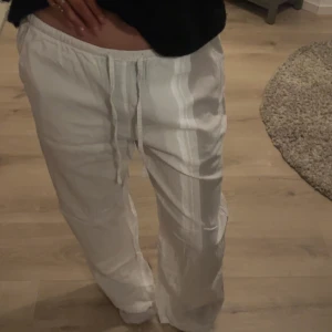 Vita byxor från Gina Tricot - Säljer ett par vita byxor från Gina Tricot i storlek S. De är i ett mjukt och bekvämt material säljer eftersom dom är förstora tyvärr jätte bra inför sommaren!💛💛