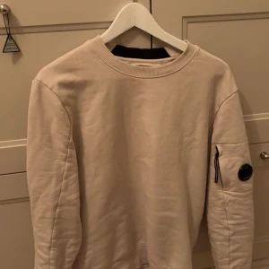 Cp company tröja - Beige Cp company tröja o bra skick, använd vid ett fåtal gånger då den tyvärr är för liten.