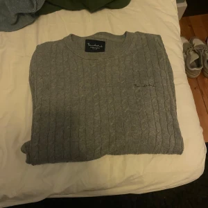 Grå stickad tröja från bondelid  - Säljer en snygg grå stickad tröja från märket bondelid. Den är 100% bomull storlek xl