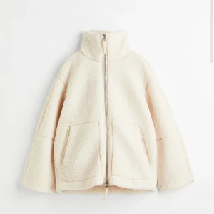 Beige teddyjacka - Supermysig vit teddyjacka som är helt slutsåld ÖVERALLT som är perfekt för kyliga dagar. Den har en hög krage och praktiska fickor framtill. Jackan stängs med en dragkedja och har långa ärmar, vilket gör den både fin och mysig men även och funktionell. Perfekt för höst, vinter, vår och en sen sommarkväll. Köpte den ifrån en tjej på Plick, hon använde två gånger och jag har aldrig användt den. Så som ny.