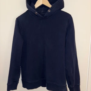 Mörkblå hoodie från Stenströms - Säljer en stilren och bekväm mörkblå hoodie från Stenströms. 