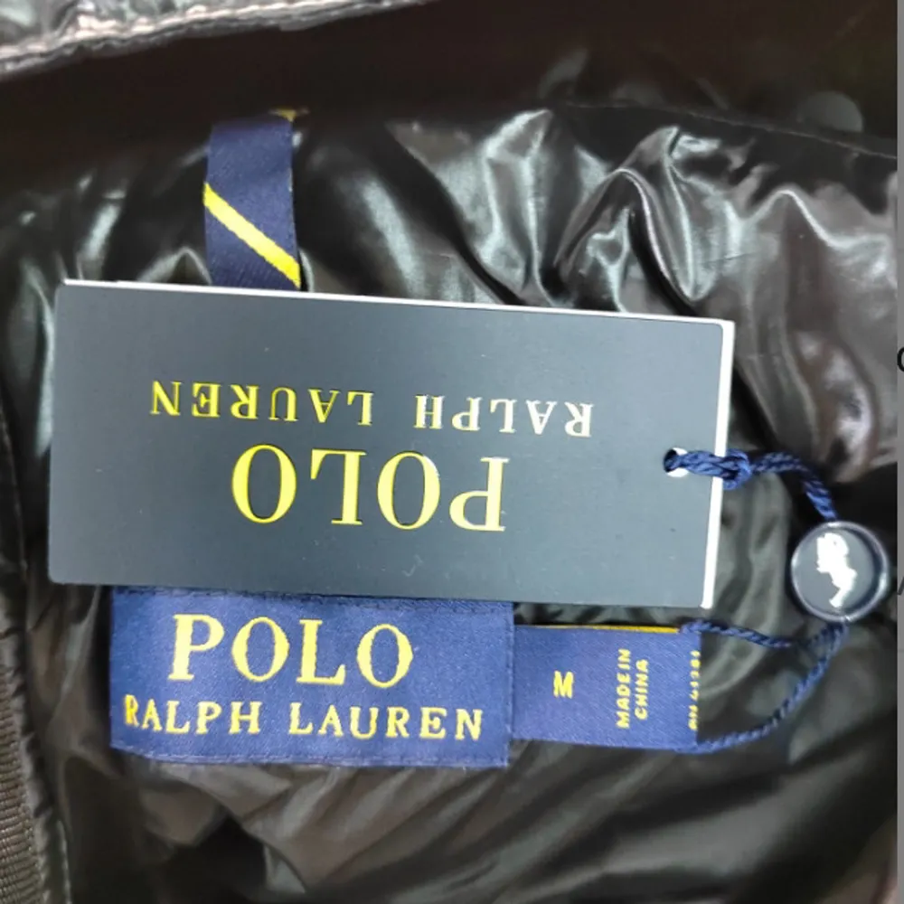 Kollar nu om någon är intresserad i en snygg svart dunjacka från Polo Ralph Lauren i mycket bra skick. Jackan har en glansig finish och en praktisk dragkedja framtill. Perfekt för kalla vinterdagar med sin varma design. Huvan ger extra skydd mot kyla. Passar både till vardags och lite finare tillfällen. . Jackor.