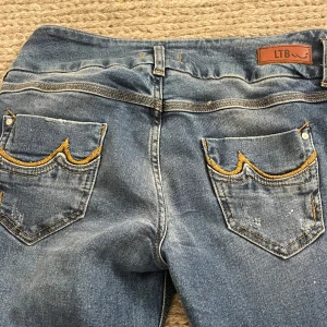 Blå jeans från LTB - Säljer ett par snygga blå jeans från LTB med slitna detaljer. Jeansen är oanvända och de är typ low waist och dom är ganska stretchiga. Jeansen har slits så de är typ lite bootcut. Pris kan diskuteras☝🏻Passar S/M