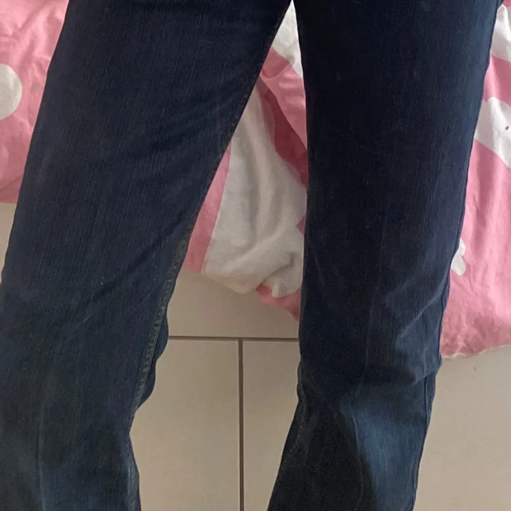 Säljer dessa super snygga Lågmidjade jeans! Passar till alal tillfällen! De är tyvärr lite stora på mig och säljer därav dem. Jeans & Byxor.