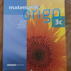 Säljer en begagnad lärobok i matematik, 'Matematik Origo 3c', från Sanoma Utbildning. Boken har en färgglad framsida med en stor solros och är perfekt för gymnasiestudier i matematik. Den är i gott skick och innehåller allt du behöver för att klara kursen.