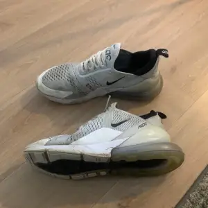 Mycket fina och unika Nike air Max 270 i mycket bra skicka bara att de är lite smutsiga och efter rengöring går de tillbaka som nya, skorna är i sorlen 45 o passar perfekt 44 