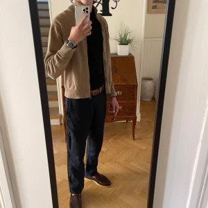 Vintage Khakigrön Ziptröja - Otroligt stilig vintage khakigrön ziptröja från peak performance. Strlk M, eventuellt passar S. Denna ziptröja från dom äldre klädmodellerna av peak performance är i otroligt skön och passar perfekt nu till dom kallare månaderna. Lika gärna om våra andra plagg ute. Vid funderingar, skriv pm. Allt gott, mvh