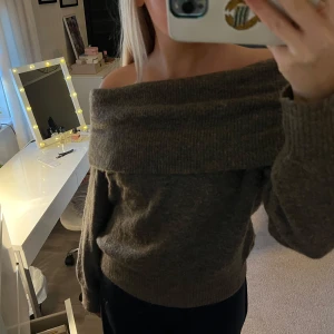 Brun offshoulder tröja - Säljer en superfin brun offshoulder tröja som är perfekt för höst och vinter🤎Den är i fint skick och i storlek xs!