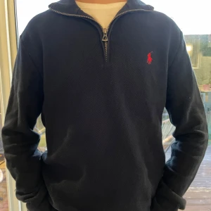 Svart tröja med dragkedja från Ralph Lauren - Säljer en snygg svart tröja från Ralph Lauren. Perfekt för både vardag och lite finare tillfällen. Tröjan är i mycket bra skick och den har väldigt mycket mer att ge. Storlek 170 men sitter som XS skulle jag säga. Hör av er vid minsta lilla fråga!