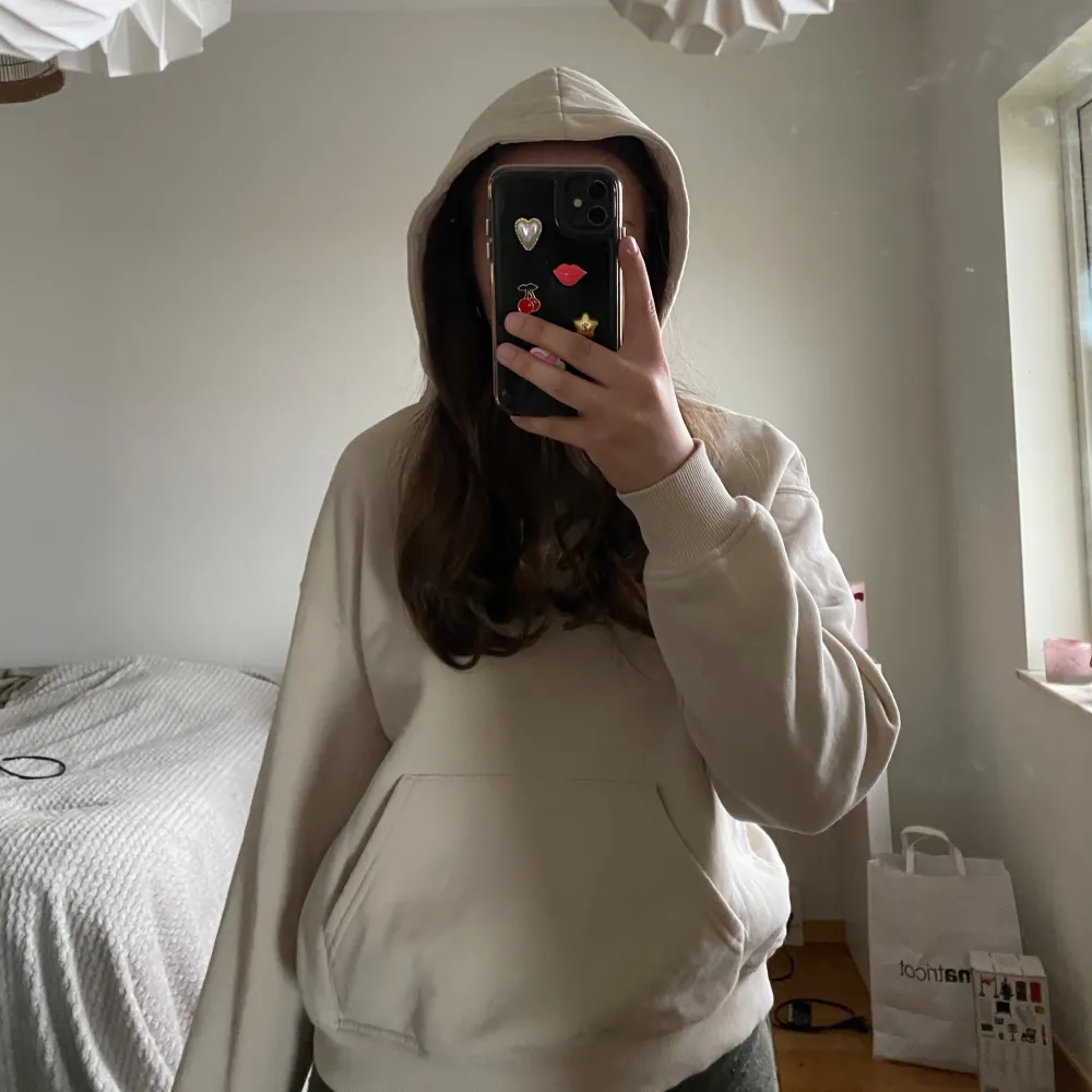 Beige hoodie från ginatricot i storlek xs✨. Hoodies.