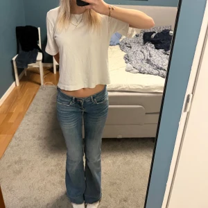 Lågmidjade bootcut jeans - Säljer ett par snygga blå bootcut jeans i bra skick. Gammal modell