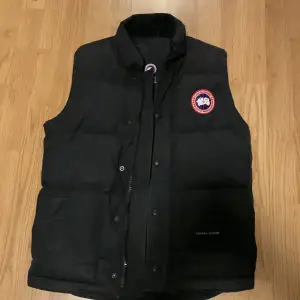 Skön Canada goose väst, perfekt för hösten. Finns kvitto till västen, Dm!