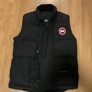Svart Canada Goose väst  - Skön Canada goose väst, perfekt för hösten. Finns kvitto till västen, Dm!
