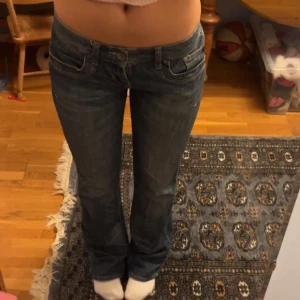 Lågmidjade jeans  - Superfina, är lite slitna längst ner vid hälen bara men det tänker jag inte på❣️