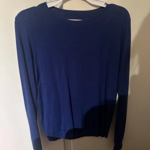 Mörkblå tröja från MNG - Säljer en stilren mörkblå tröja från MNG i storlek M. Tröjan är långärmad och perfekt för både vardag och lite finare tillfällen. Materialet känns mjukt och bekvämt mot huden. Passar perfekt till höst- och vårgarderoben. Hör av dig vid intresse! 💙