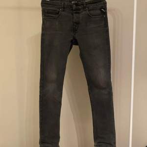 Vi säljer nu ett par enkla schysta svarta jeans ifrån Replay | modellen är Grover (slim fit) | Storlek: 30 32 | Hör av er vid funderingar🌟//FashionGarderoben