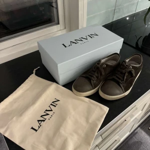 sneakers från Lanvin - Hej, säljer nu mina lanvins då dom inte kommer till användning längre, dom är i storlek 42,5, dom är mörk gröna/brun typ, dom tvättas så klart innan jag fraktar dom, hör av er för mer frågor o bilder!