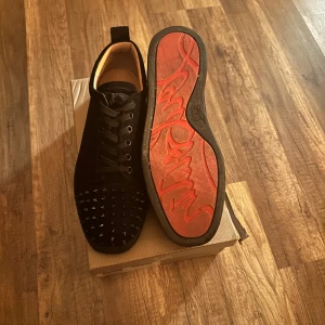 Christian louboutin skor - Säljer ett par feta Christian Louboutin skor. Cond 7/10 använd fåtal gånger. Man får med allt som är med i bilderna ink extra spikar osv. Hör av er vid fler frågor och kom med prisförslag‼️ är öppen för att förhandla🙏🏻