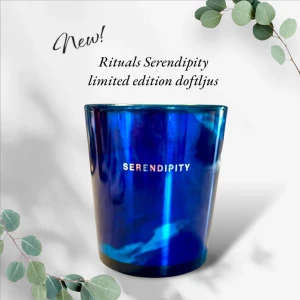 Nytt! Rituals Serendipity limited edition doftljus - Säljer ett fantastiskt blått doftljus från Rituals, Serendipity limited edition. Glaset har en djupblå färg med en elegant glans och texten 'SERENDIPITY' tryckt i vitt. Perfekt för att skapa en mysig stämning hemma. Doften är unik och exklusiv, perfekt för avkoppling. 290gr (full size)