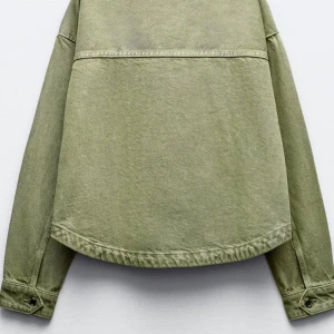 Grön overshirt från Zara - Säljer en snygg grön overshirt från Zara i bra skick. Den har en avslappnad passform med knappar framtill och två stora fickor. Perfekt för lager-på-lager under hösten eller våren. Passar både till vardags och lite mer uppklädda tillfällen.