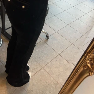 Svarta byxor med knappar - Säljer ett par svarta byxor i mycket bra skick. De har en tight passform. Perfekta för vardag. Använt dessa kanske 4 gånger men inte mer, dessa är en nyare modell och är utsvänga som bootcut. Väldigt Len och mjuk i materiellt då de ej har tvättats sönder dessa och alltid tvättats på rätt sätt. Vill bli av med dessa så hör av dig!