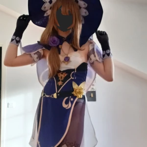 Lisa cosplay - Lisa cospaly med peruk(+peruknät och peruk förvaring), klänning, klackskor i storlek 40-41 (skorna ingår i priset men går att välja bort) och en handgjord genshin impact bok