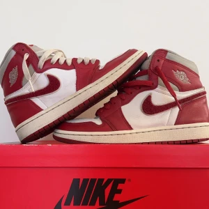 Nike Air Jordans 1 i rött och vitt Storlek 38,5 - Säljer ett par klassiska Nike Air Jordans i rött och vitt. Skorna har en snygg design med snörning och är i mycket bra skick. Perfekta för både vardag och fest. Kommer i originalkartong. Skicket på skorna är 7/10 skick och är i bra skick. Frågor är jag alltid öppen till👏 
