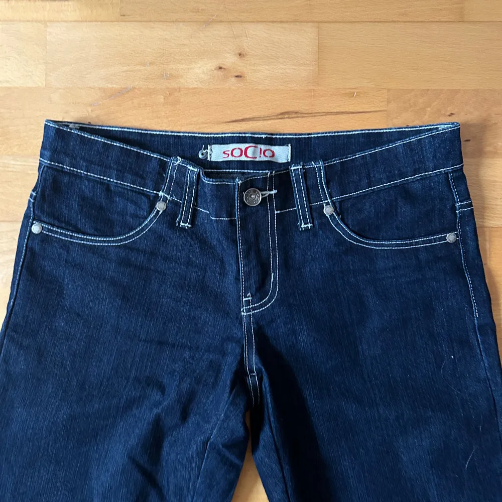 Supersnygga low-waist mörkblåa jeans med vita sömmar som tyvärr är lite för små för mig, därför säljer jag. De har även en perfekt längd (jag är 168) Jag köpte jeansen secondhand så vet inte vilken storlek det är (det står 12 i byxorna men skulle säga att det passar s). Jeans & Byxor.