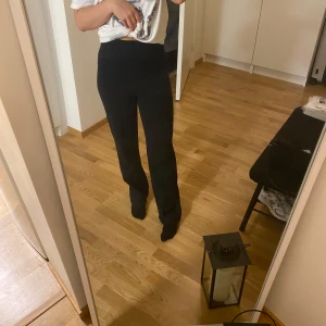 Svarta byxor - Säljer ett par svarta byxor i mycket bra skick. De är högmidjade och har en tight passform som framhäver figuren🖤