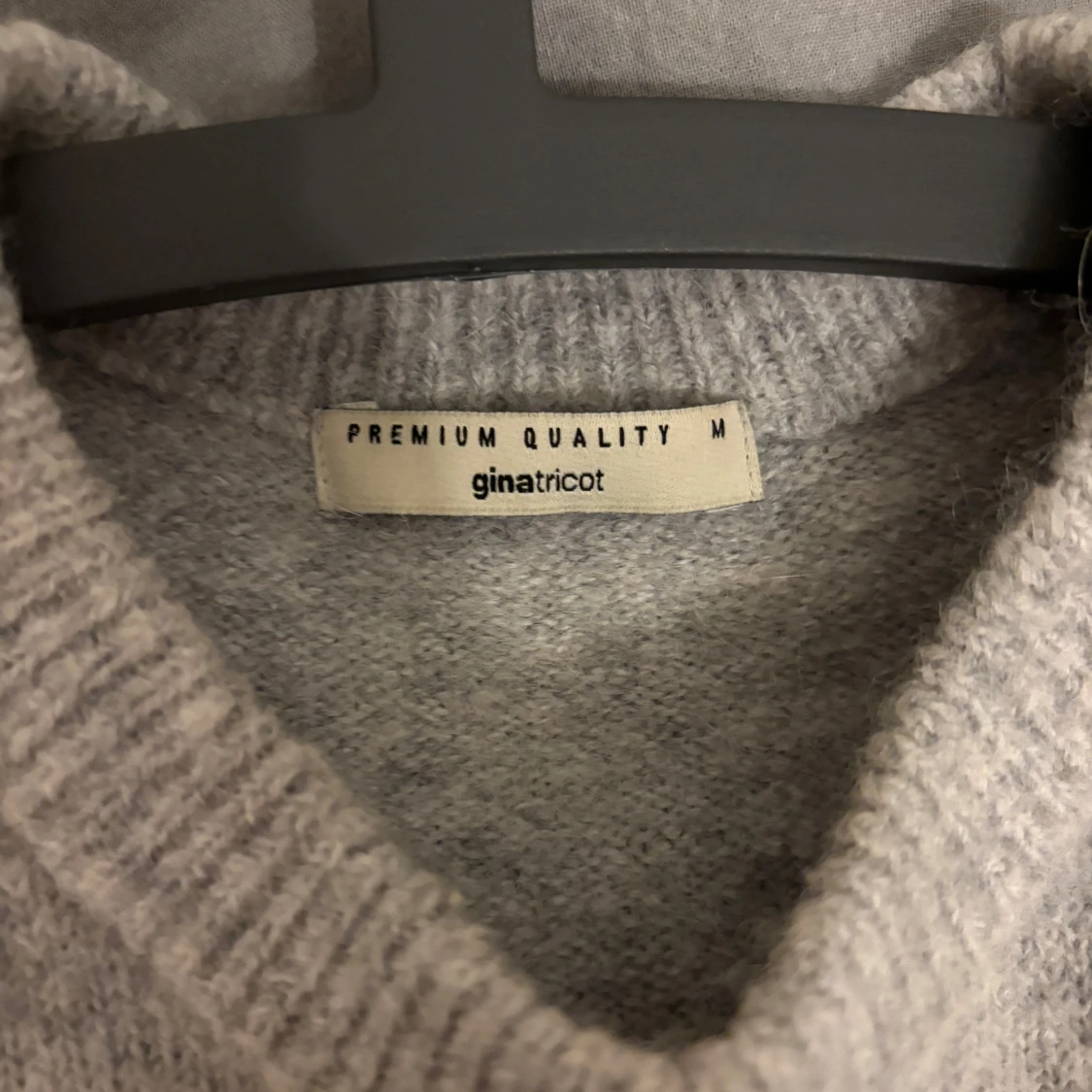 Grå stickad T-shirt - 92