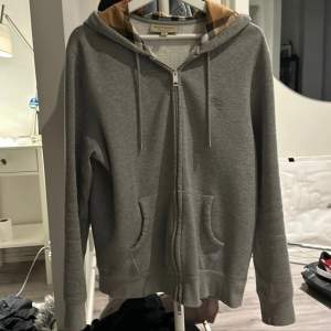 Säljer en snygg grå hoodie från Burberry i storlek L. Köpt från kaspersheat med kvitto på mail. 