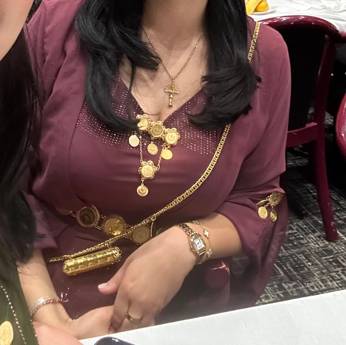 Vinröd klänning med gulddetaljer - 92