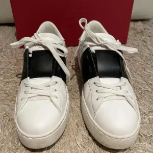 Valentino sneakers - Open leather sneakers köpta på Vestiaire Collective i nyskick och använda endast två gånger av mig då de är lite för små på mig. Dustbag, kartong, extra snören medföljer. Kan även mötas upp i Västerås. Pris kan diskuteras 
