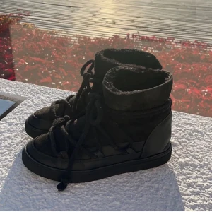 Inuikki - Snygga men lite skrynkliga bak. Tar betalt via swish endast. Säljer för att de är en storlek för stora. Lite repor i hälen.