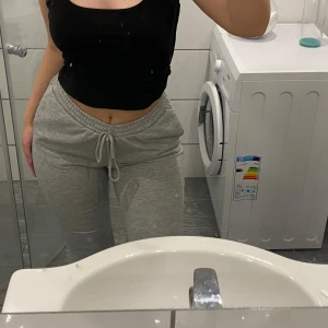 Grå utsvängda mjukisbyxor - Snygga o sköna mjukisbyxer med utsvängda ben, tyvärr för korta för mig som är 171... Helt oanvända, bara testade och fotade! ❤️