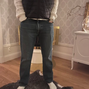 Levis 551 Z jeans  - Säljer ett par Levis 551 z i bra skick. De har en normal passform och är perfekta för vardagsbruk. Byxorna har en traditionell femficksdesign och en bekväm midwaist. Perfekta för både höst och vår!