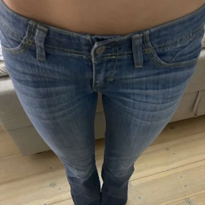 Levis jeans  - Super snygga som inte används längre!! Midjemått 38 cm och Innerbenslängden 78 cm🥰🥰 Skicka gärna prisförslag!!