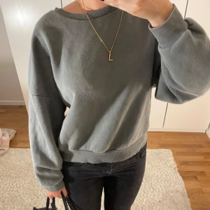 Mörk grön sweatshirt  - Mörk grön stickad sweatshirt 💕💕så cool!