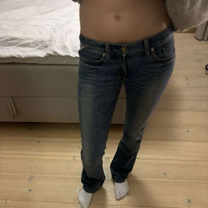 Replay jeans  - Super bra skick men kommer inte till använding! De är lite ljusare i verkligen!! Innerbenslängden - 81 cm och midjemått - 36 cm🥰🥰Tar emot prisförslag!!