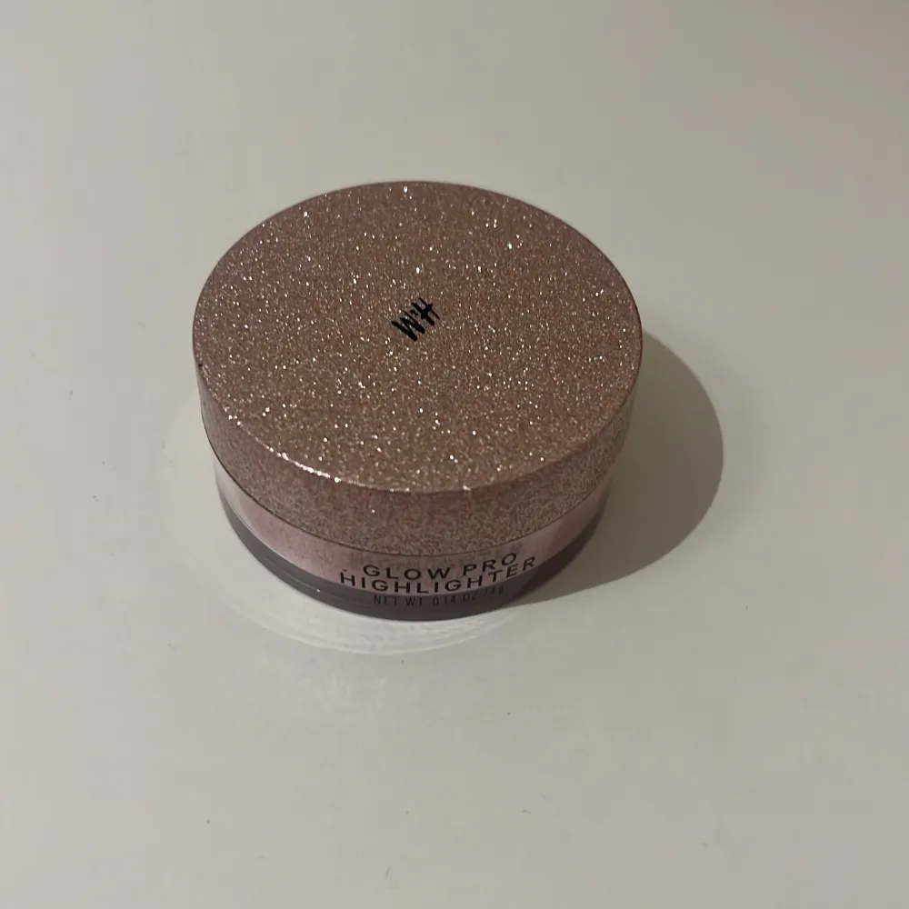 Snygg och glittrig highlighter i en rosa burk med skruvlock. Perfekt för att ge ansiktet en strålande glöd. Den lösa formulan gör det enkelt att applicera och blanda ut för en naturlig look. Perfekt för både vardag och fest! Går bra att använda som lösögonskugga. Skönhet.