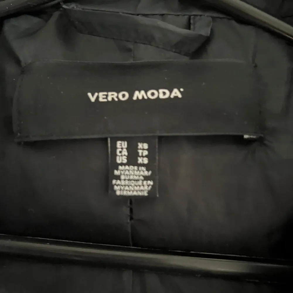 Säljer en svart pufferjacka från Vero Moda i storlek XS. Jackan har en dragkedja framtill och praktiska fickor med knappar. Perfekt för kalla dagar med sin varma och vadderade design. Huvan ger extra skydd mot väder och vind. Passar perfekt till både vardag och utflykter!. Jackor.