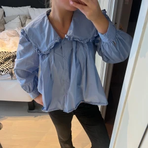 Söt blus  - Supersöt blus med fina detaljer 