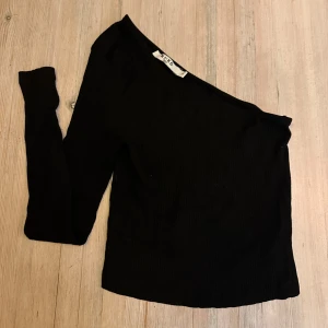 Svart fest topp - Svart fest topp från na-kd. Knappt använd! Storlek M, men passar mig som är en S