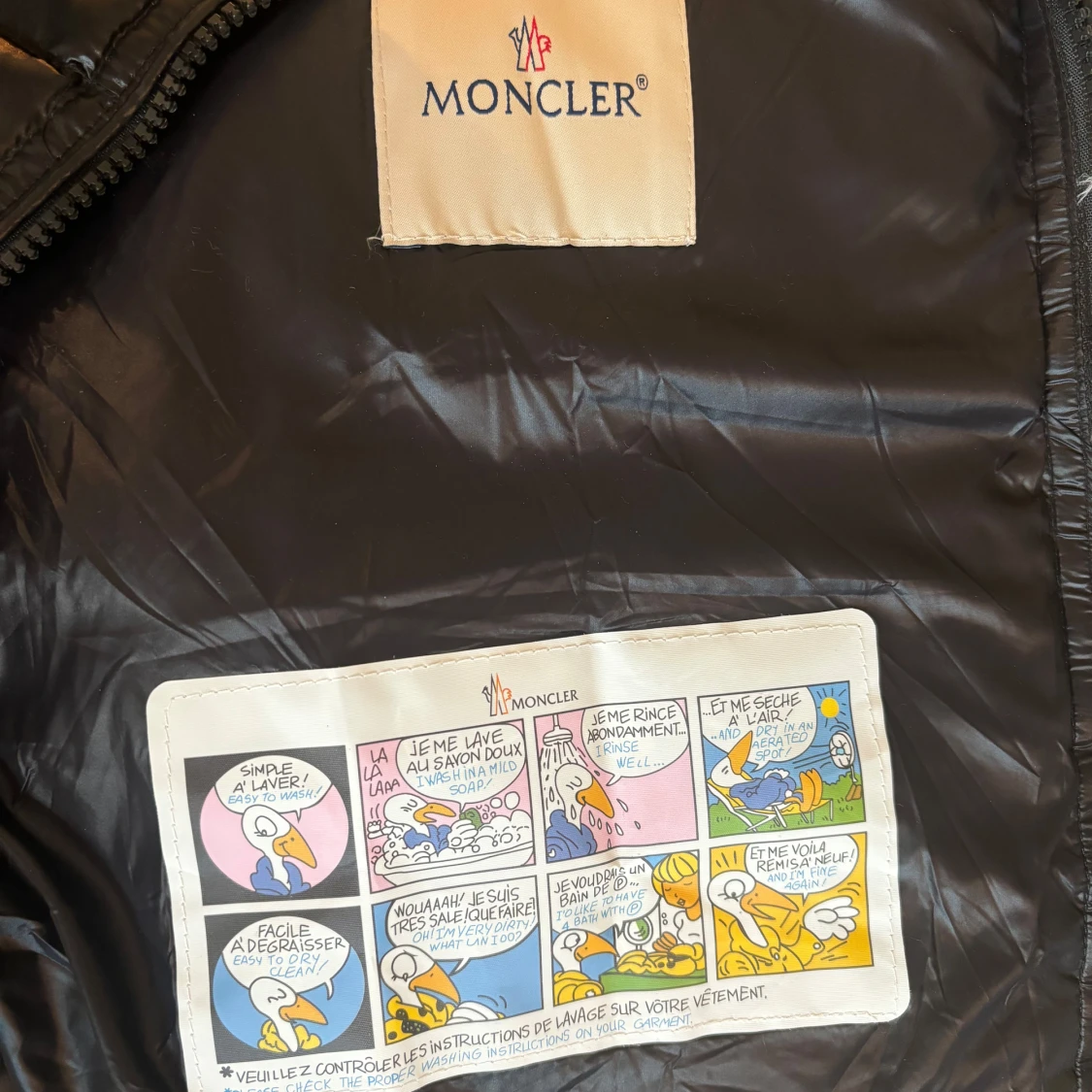 Svart dunväst från Moncler modern klassisk och snygg stl M  - 93