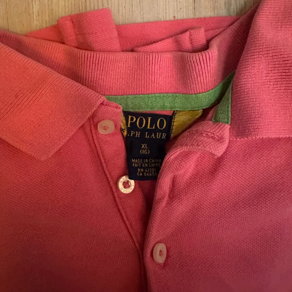  Rosa pikétröja från Ralph lauren. Pikén är i gott skick! Storleken är i barn (varav nummer 16) men passar mig som är S i vanliga fall. Toppar.