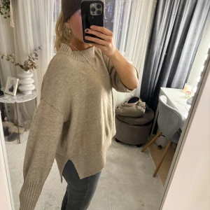 Beige stickad tröja - Säljer en supermysig beige stickad tröja i loose fit. Perfekt för höst och vinter med sina trekvartsärmar och ribbade detaljer vid ärmslut och nederkant. Funkar att ha trekvärtsärmad och långärmad❣️❣️