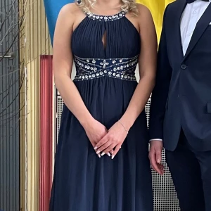 Balkänning - Säljer min systers balklänning. Den är köpt secondhand i Uppsala. Passar en storlek S-M (stretchig) som är 165cm lång. Fina detaljer med glitter och även vaddering vid bysten men inget som syns. Inga defekter!💙Pris kan diskuteras❗️