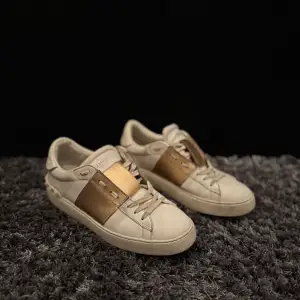 Säljer ett par snygga Valentino open sneakers i GULD! 9/10 skick storlek 40✅ pris 2399kr ny pris 7000kr✅ dust svag och box finns inte✅frågor? Skriv i dm✅