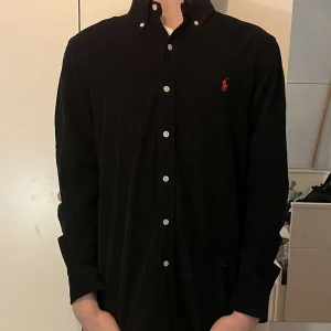 Svart skjorta från Ralph Lauren - Tja, Säljer en Fet Polo Ralph lauren skjorta i storlek M. Modellen är 180cm och väger 65Kg. Inga defekter. Skriv i Pm vid Frågor. Mvh