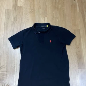 Polo Ralph Lauren Piké Svart - Tja! säljer min Polo Ralph Lauren Pike skjorta i storlek S (slim fit)  Pris kan sänkas vid snabb affär!